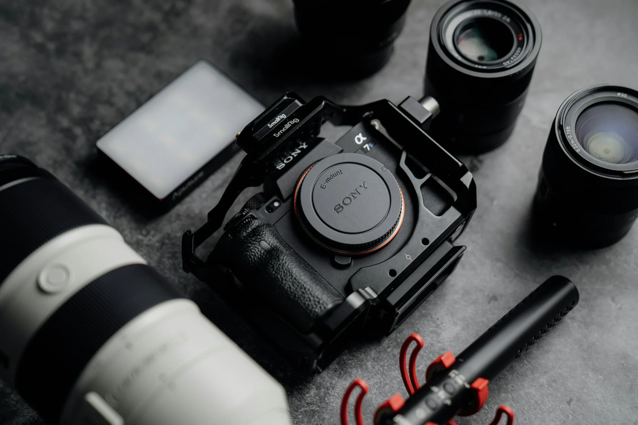 Matériel photo professionnel utilisé pendant les cours : boîtiers Sony, objectifs Tamron et Sony, drone DJI, accessoires